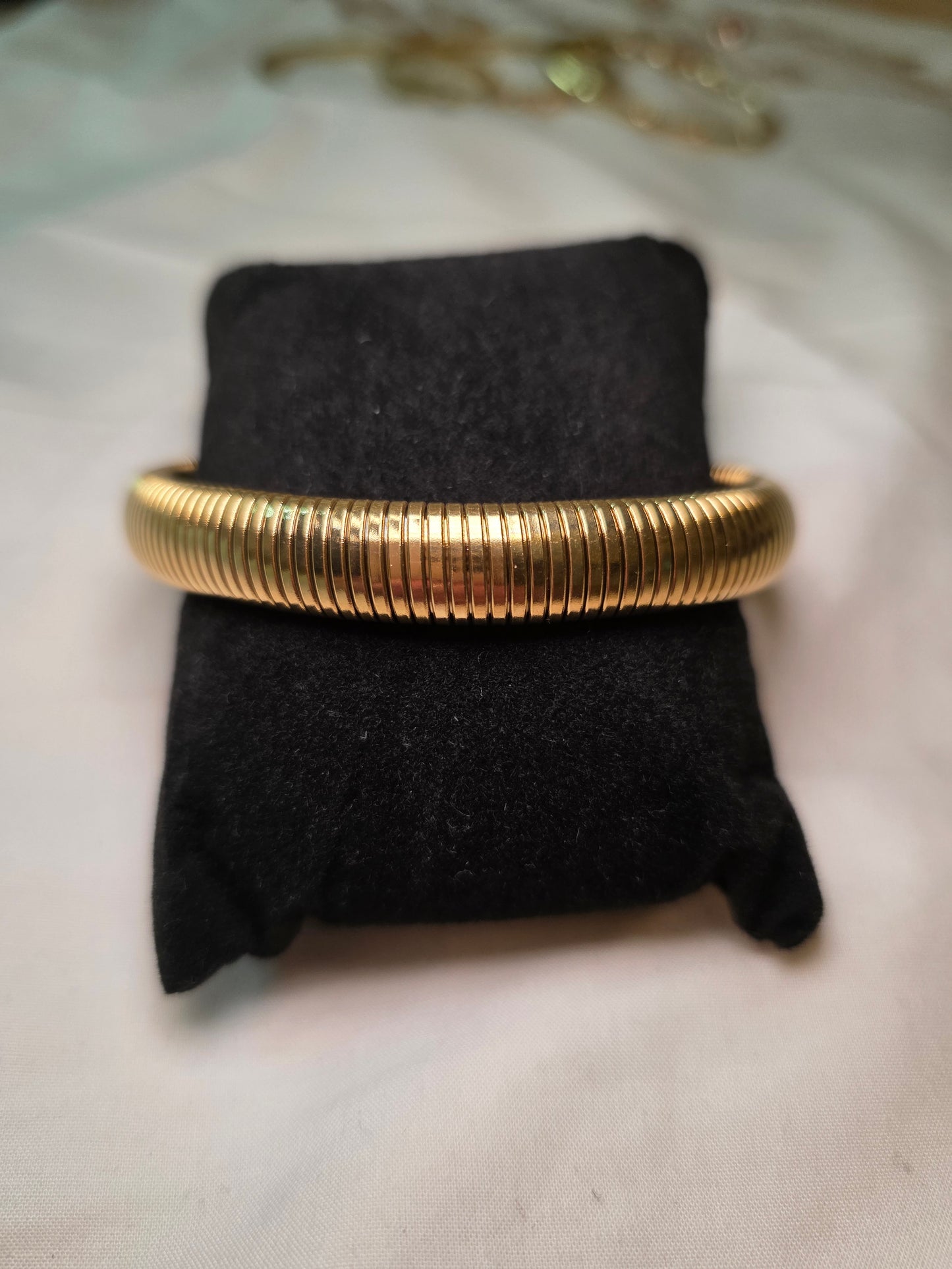 18K Gold-Plated Ribbed Bangle – Bold, Waterproof & Hypoallergenic