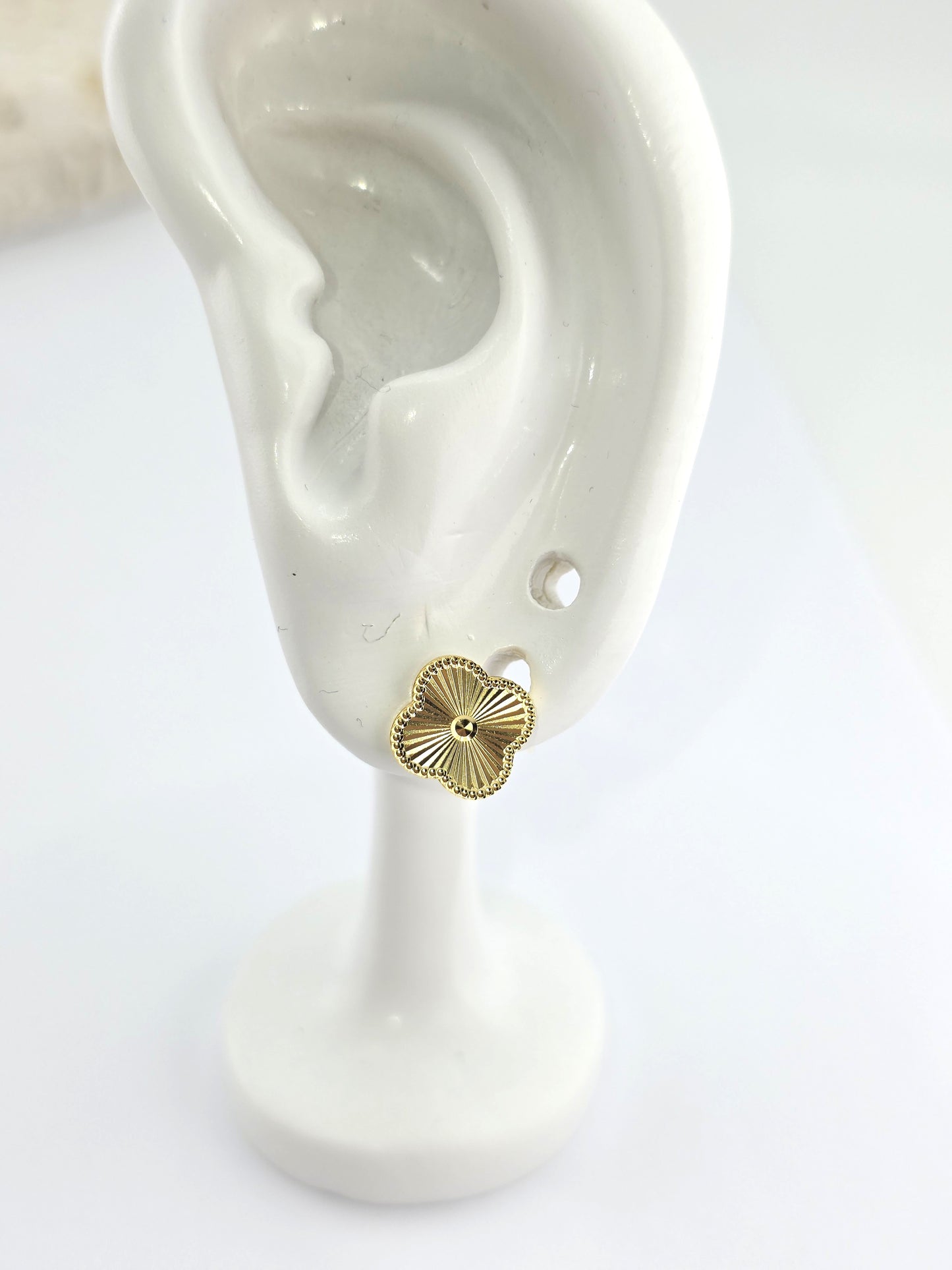 925 Sterling Silver Clover Stud Earrings – 18K Gold Plated