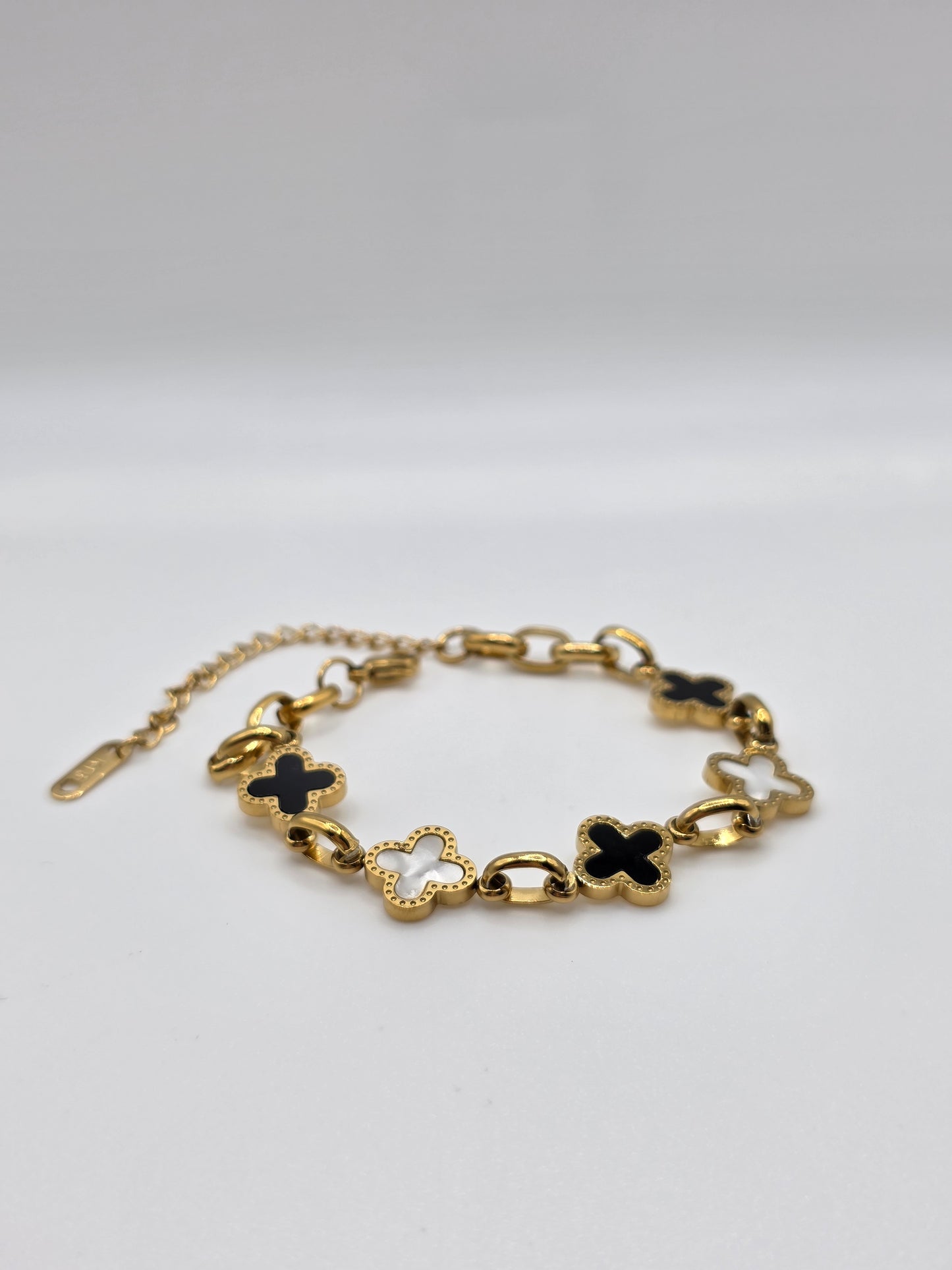 Designer-Inspired Clover Charm Bracelet – Gold & Silver Finishes