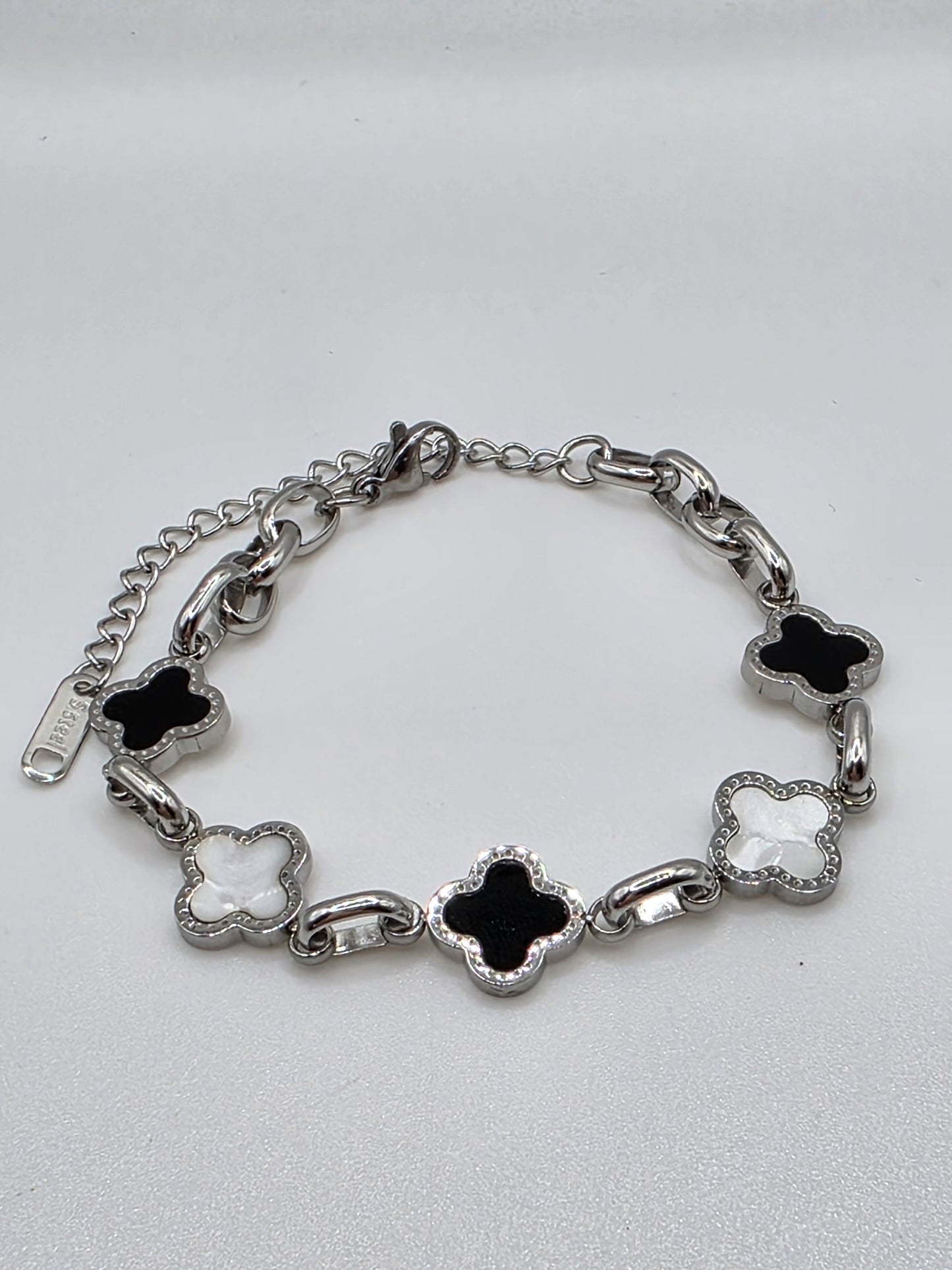 Designer-Inspired Clover Charm Bracelet – Gold & Silver Finishes