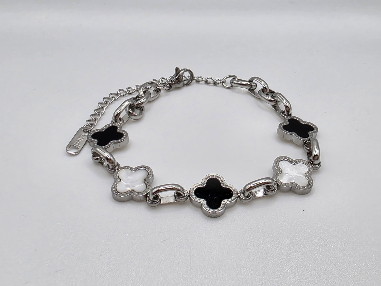 Designer-Inspired Clover Charm Bracelet – Gold & Silver Finishes