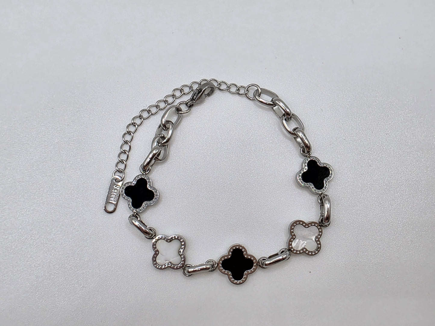 Designer-Inspired Clover Charm Bracelet – Gold & Silver Finishes
