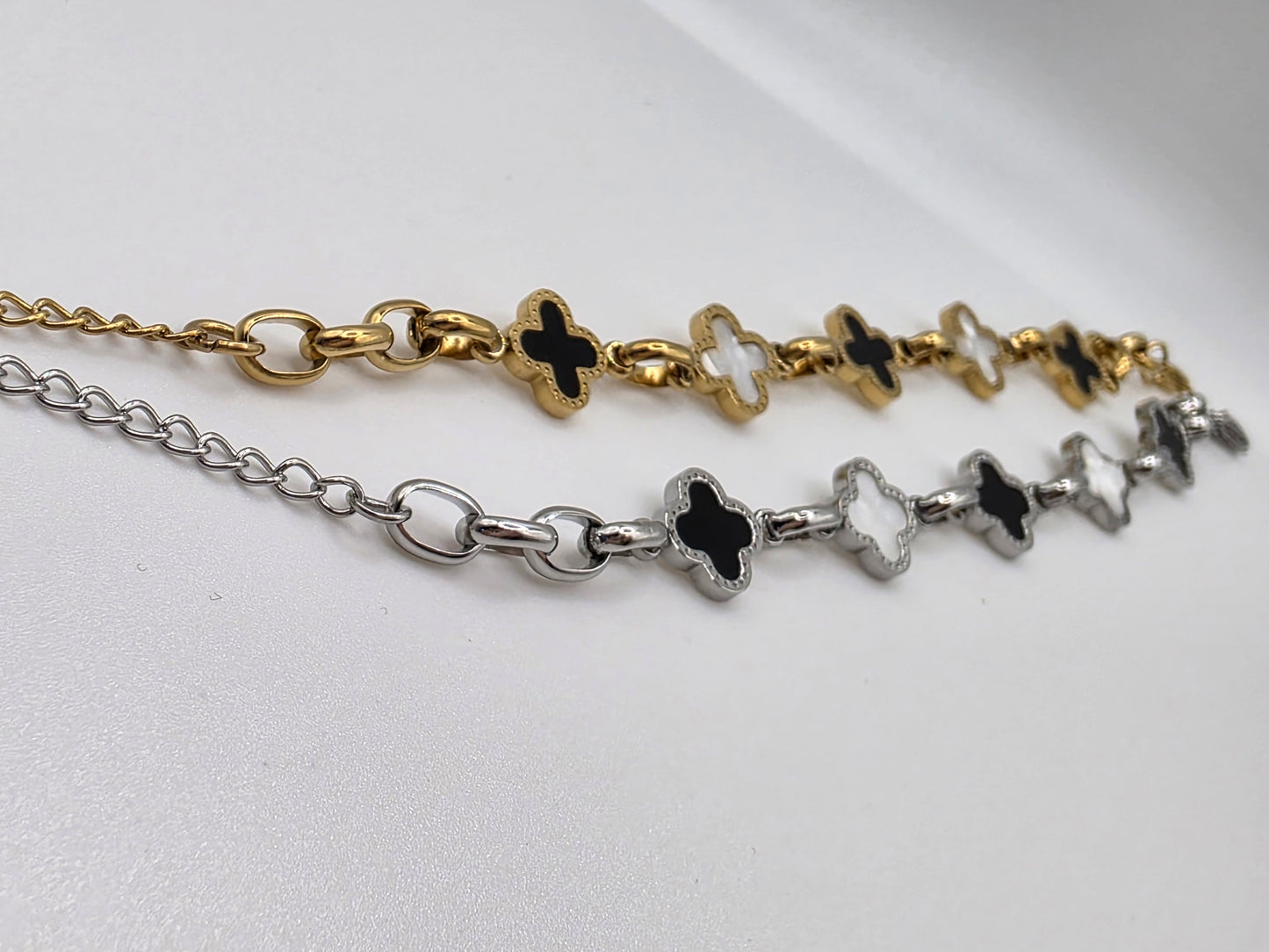 Designer-Inspired Clover Charm Bracelet – Gold & Silver Finishes
