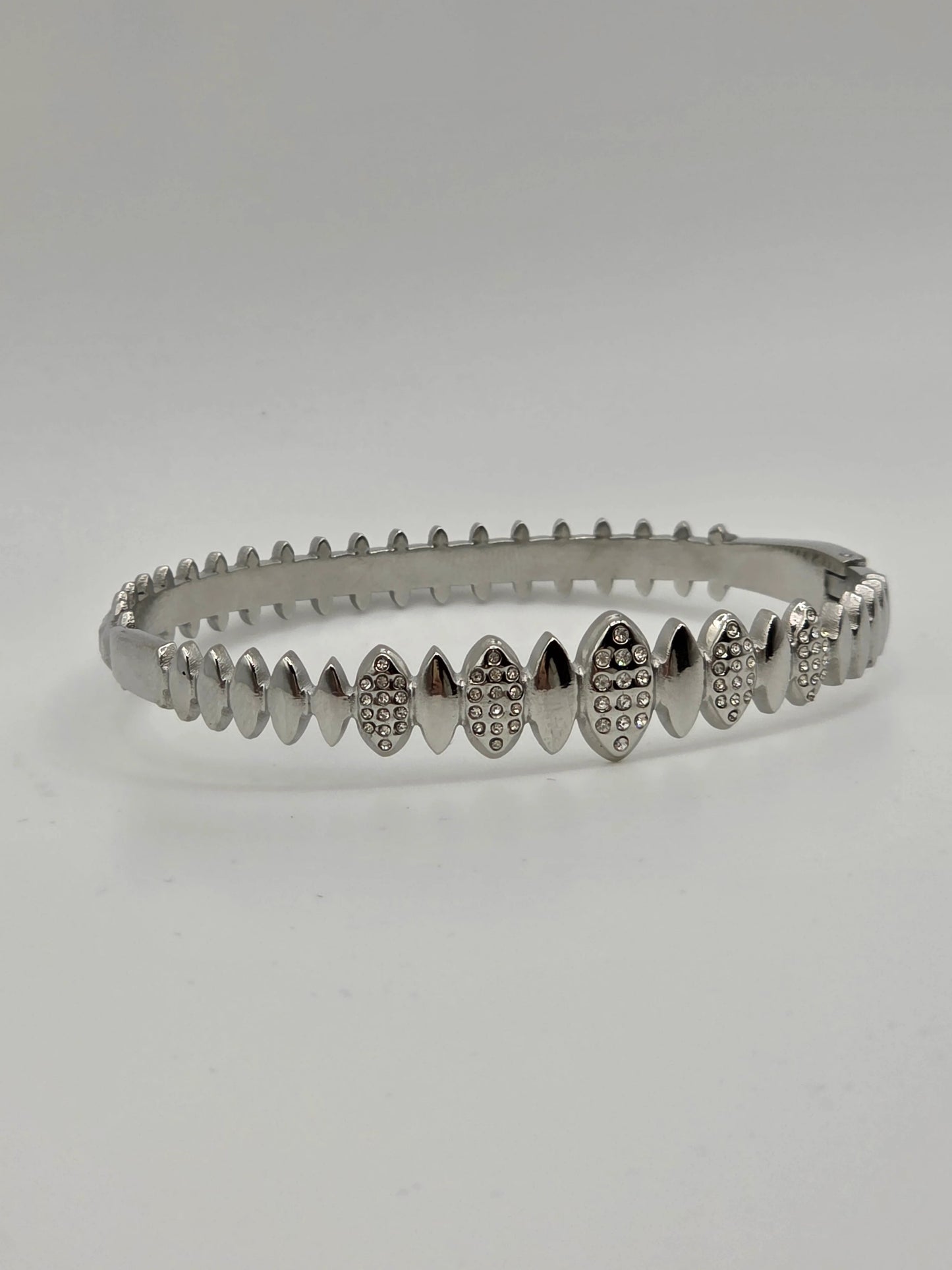 Luxe Links: Designer-Inspired Silver-Plated Bangle – Geometric Glam