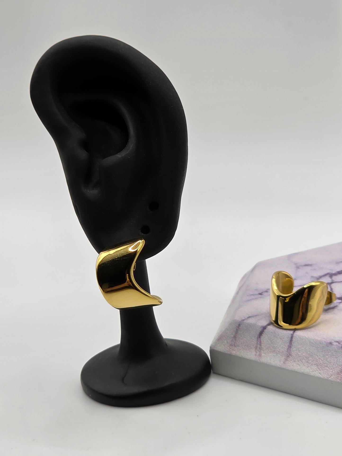 Polished C-Hoop Earrings – 18K Gold Plated