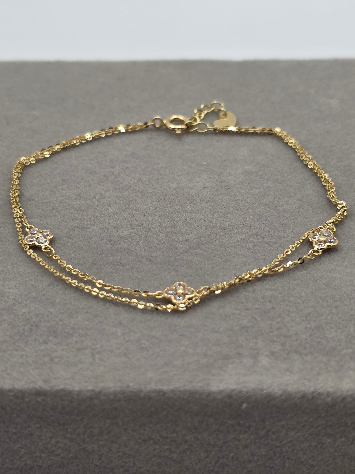 Timeless Elegance – 14K Gold Dainty Flower Charm Adjustable Bracelet