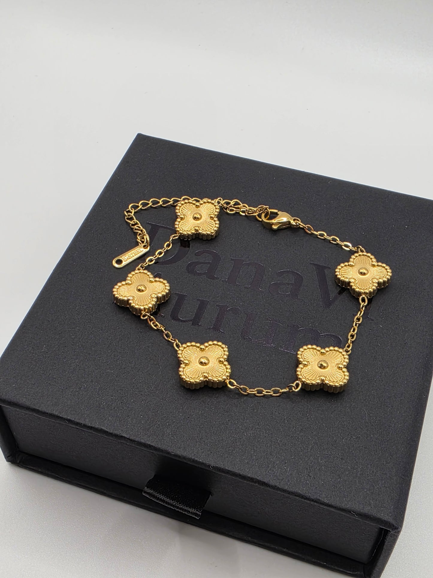 Textured Gold Clover Charm Bracelet – Designer Inspired Elegance