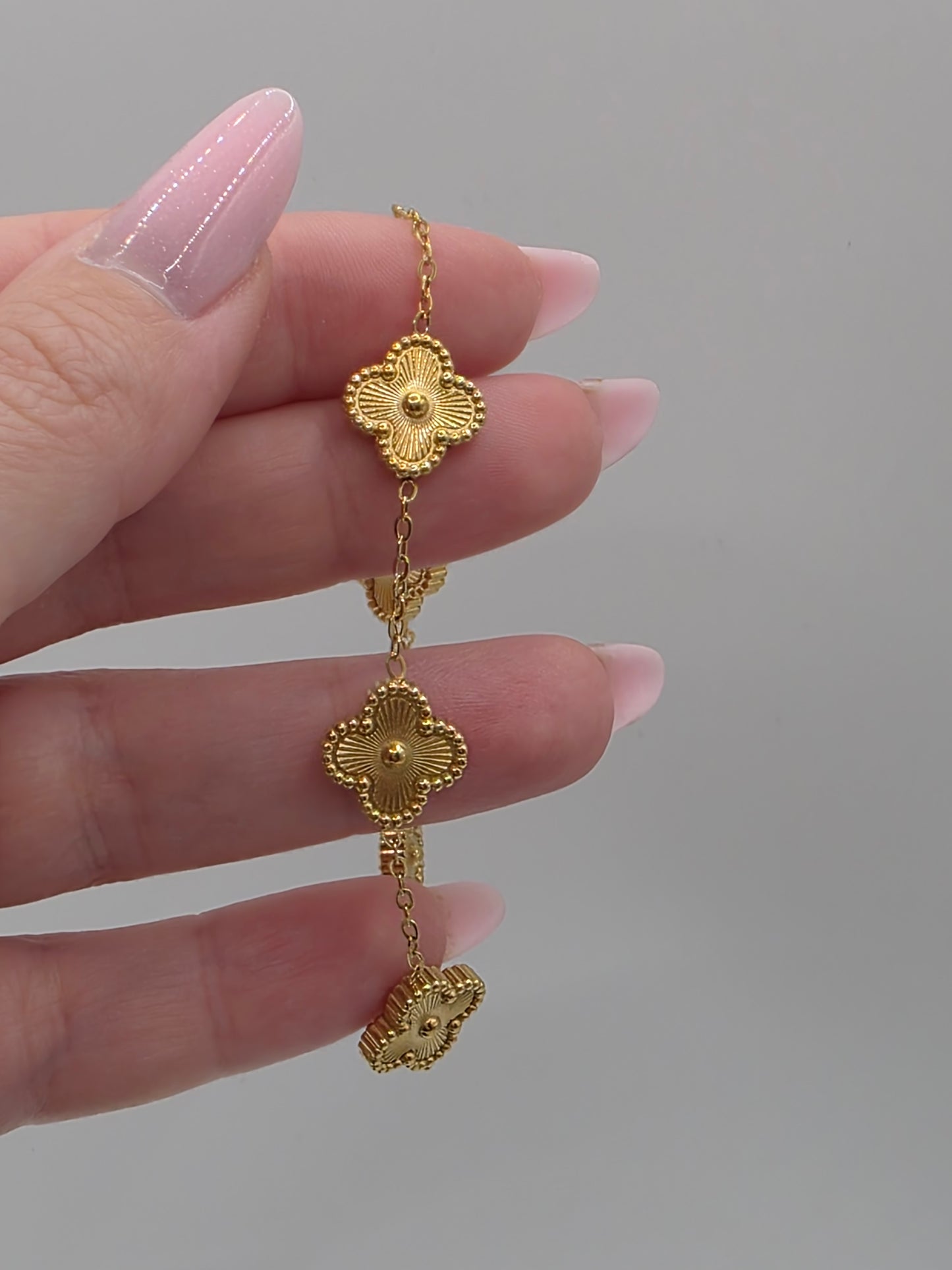 Textured Gold Clover Charm Bracelet – Designer Inspired Elegance