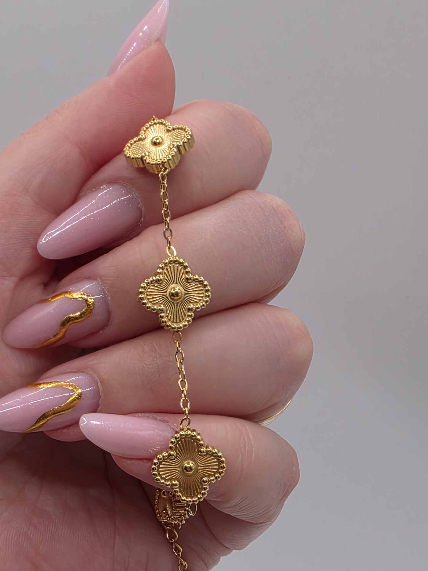 Textured Gold Clover Charm Bracelet – Designer Inspired Elegance