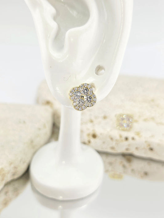 Silver heart-shaped earring on a white stand with seashells in the background danavi aurum