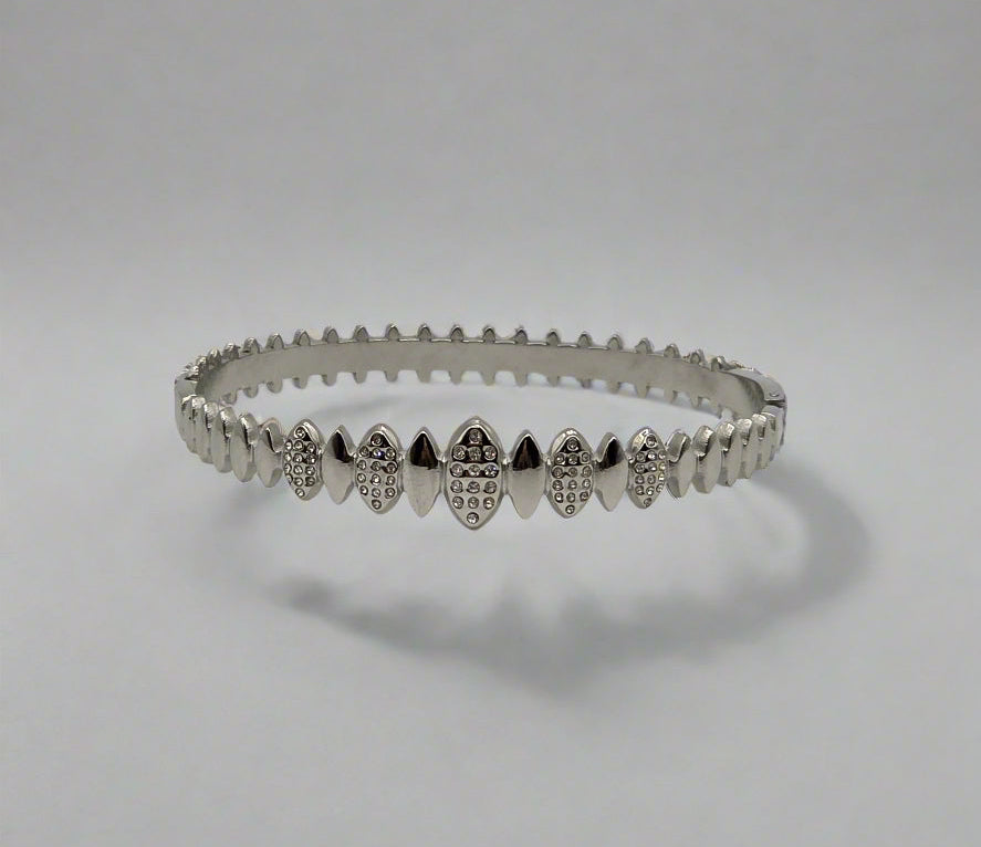 Silver bracelet with heart-shaped designs on a light gray background danavi aurum