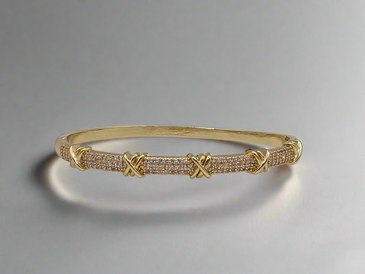 Gold bracelet with interlocking design on a light gray background Danavi Aurum