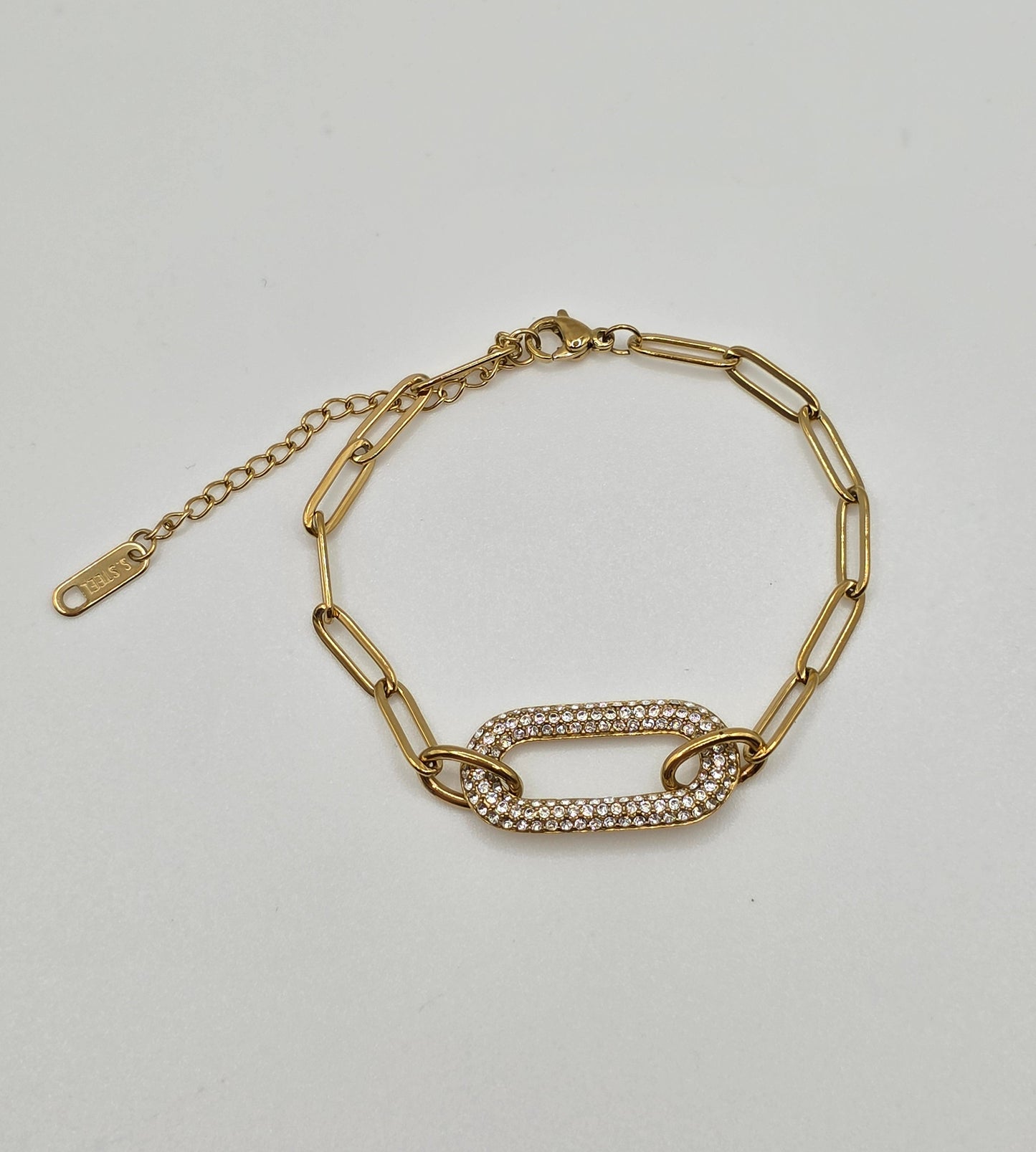 Gold chain bracelet on a light gray background danavi aurum