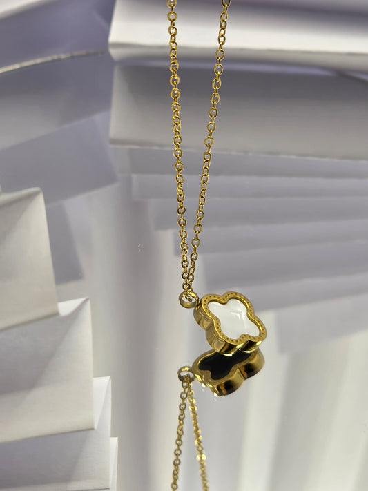 Gold necklace with a clover-shaped pendant on a white background danavi aurum