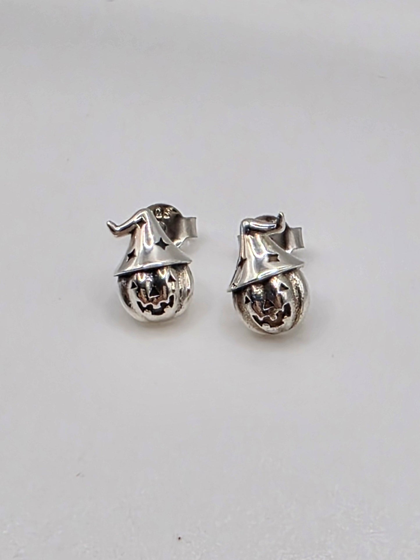 Pair of silver earrings on a light gray background Danavi aurum