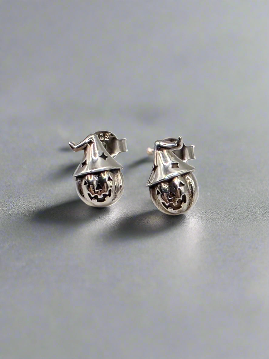 Pair of silver earrings on a light gray background Danavi aurum