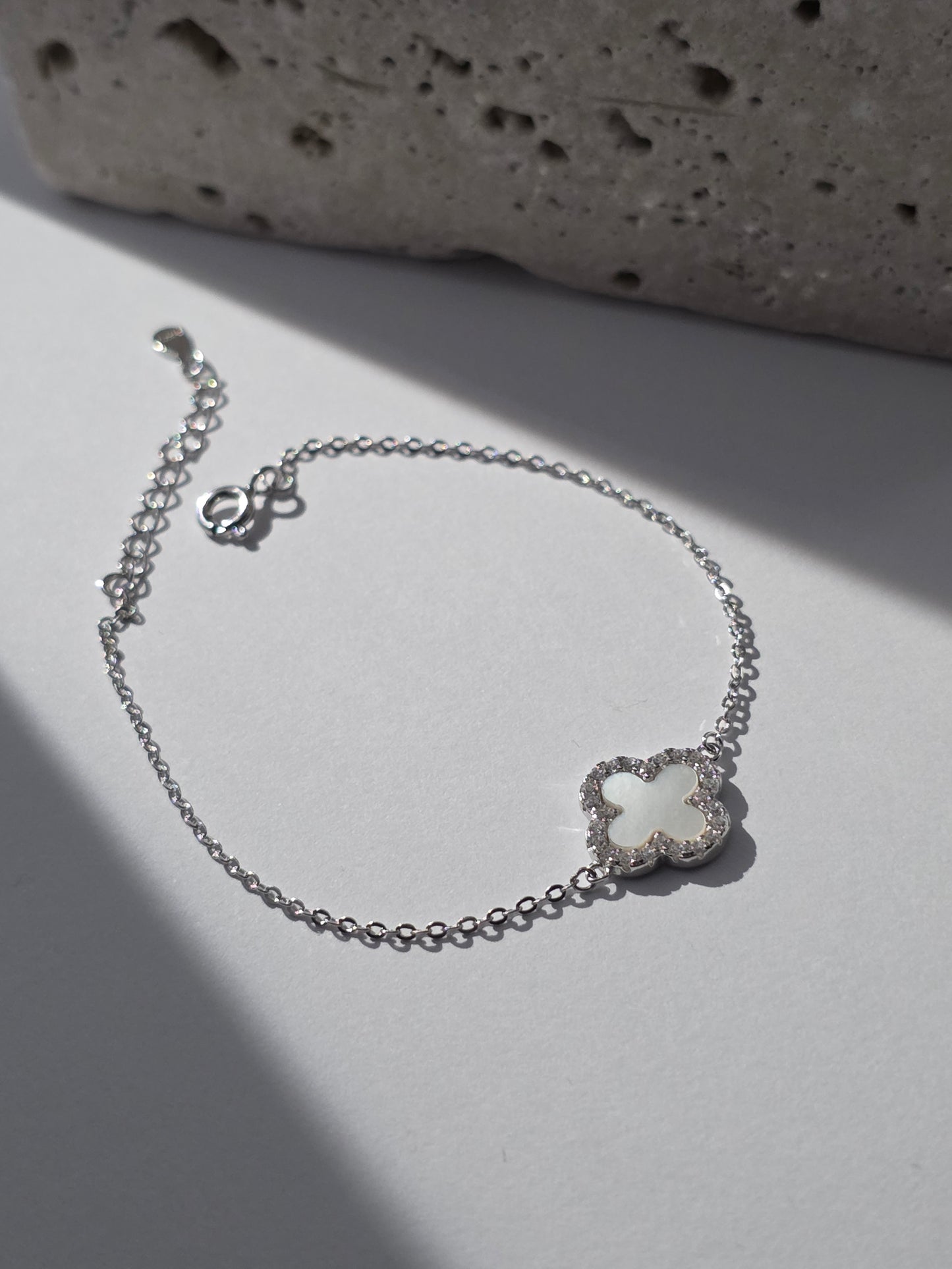 925 Sterling Silver Clover Bracelet with Iridescent Shell