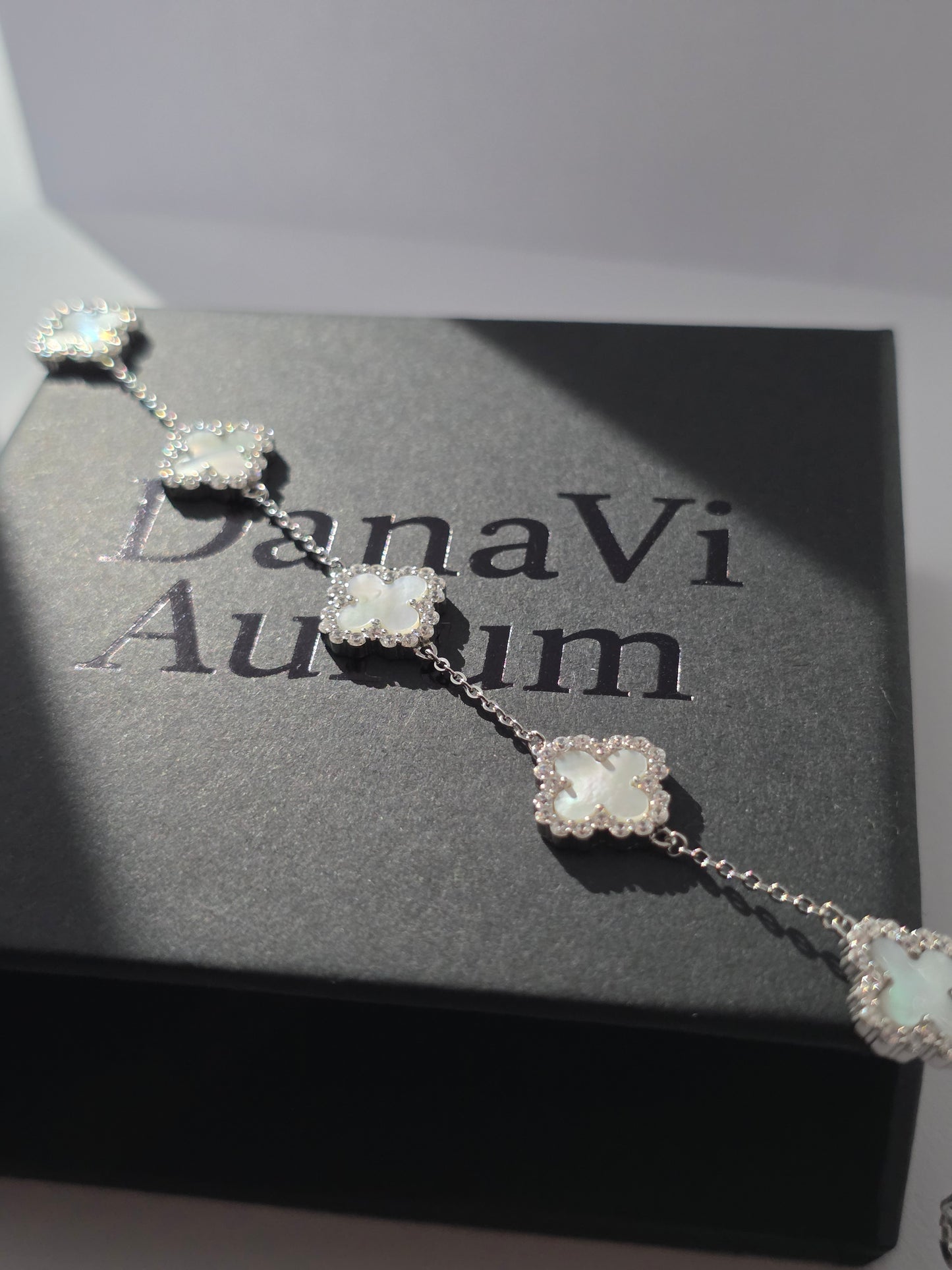 Clover Luxe Bracelet – 925 Sterling Silver with Iridescent Shell