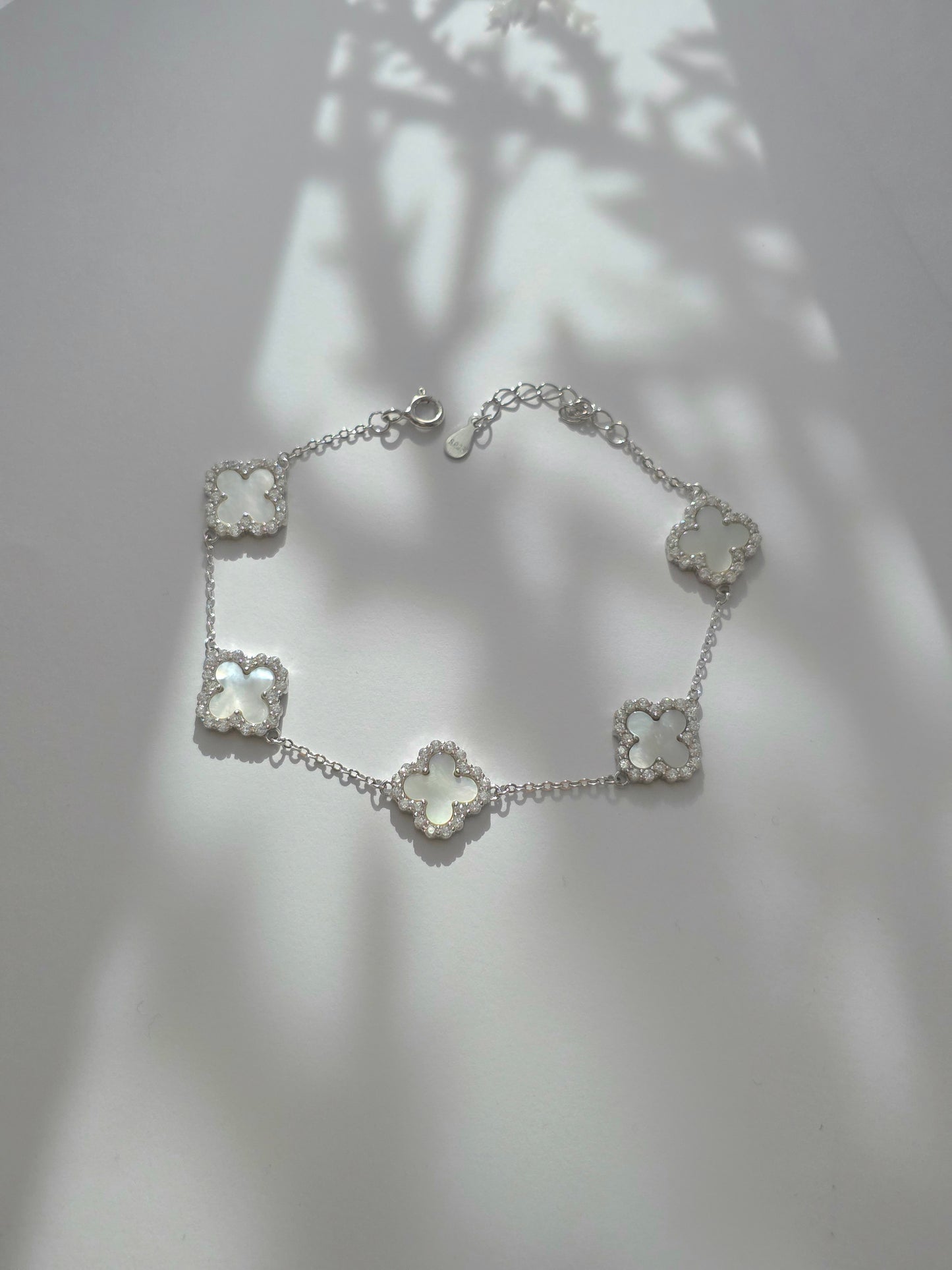 Clover Luxe Bracelet – 925 Sterling Silver with Iridescent Shell