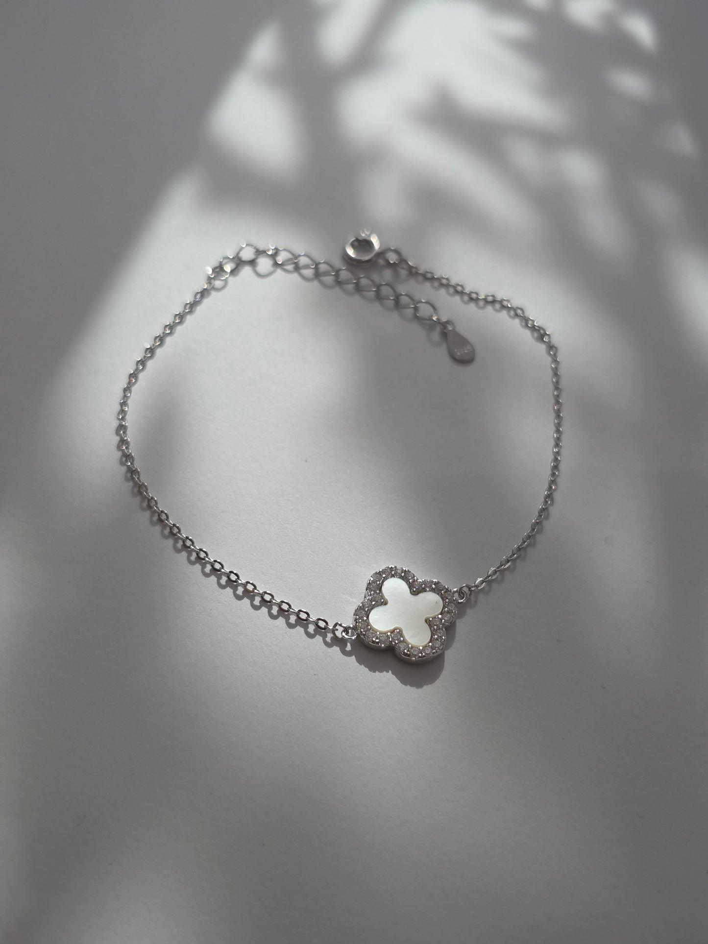 925 Sterling Silver Clover Bracelet with Iridescent Shell