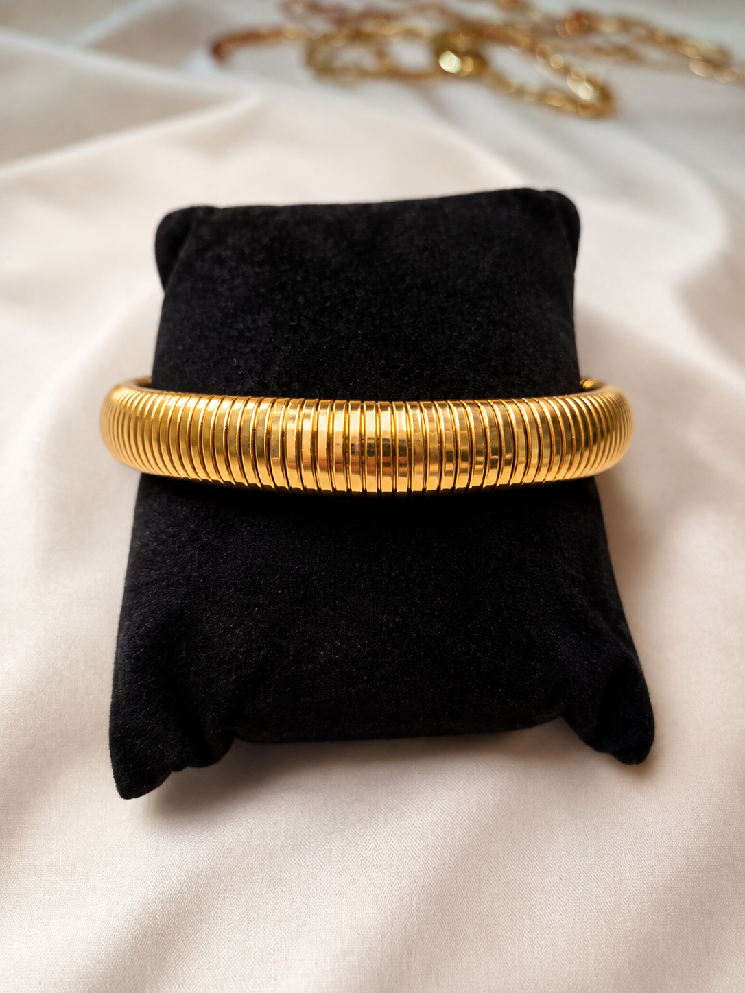 18K Gold-Plated Ribbed Bangle – Bold, Waterproof & Hypoallergenic