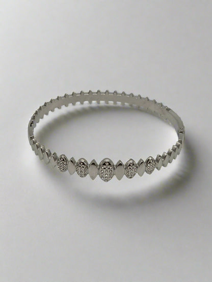 Luxe Links: Designer-Inspired Silver-Plated Bangle – Geometric Glam