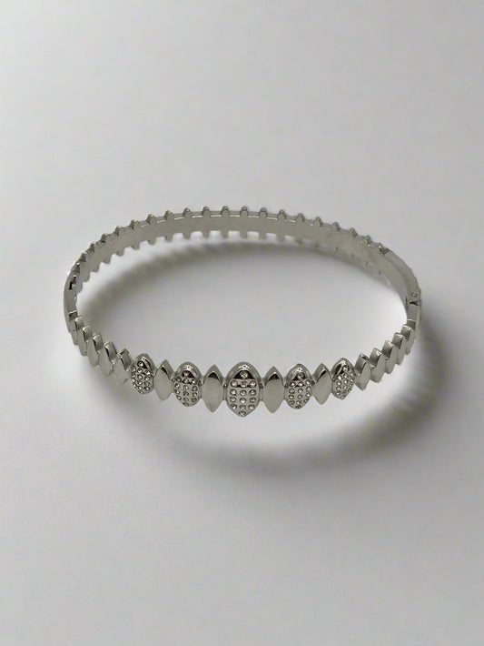 Luxe Links: Designer-Inspired Silver-Plated Bangle – Geometric Glam