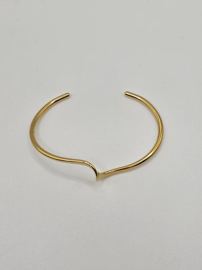 Modern Curve Gold Bangle – 18K Gold Plated