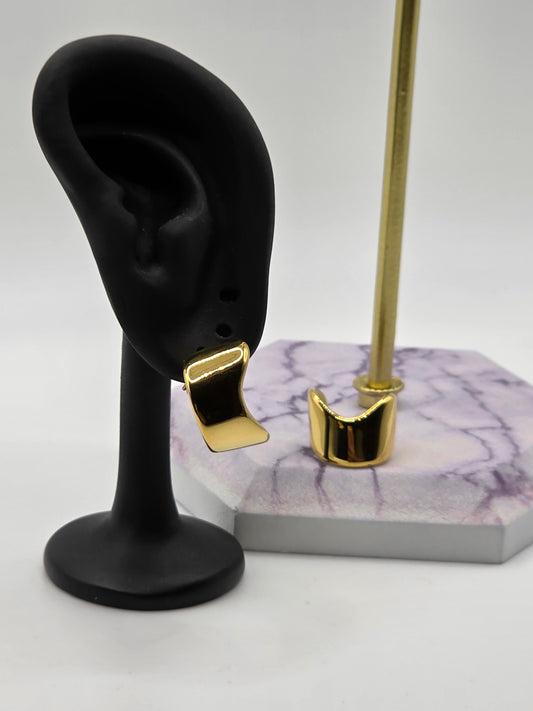 Polished C-Hoop Earrings – 18K Gold Plated