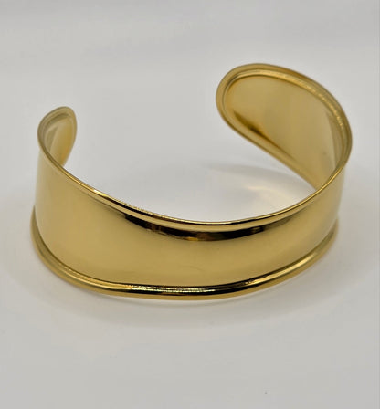 Gold bracelet on a white background danavi aurum