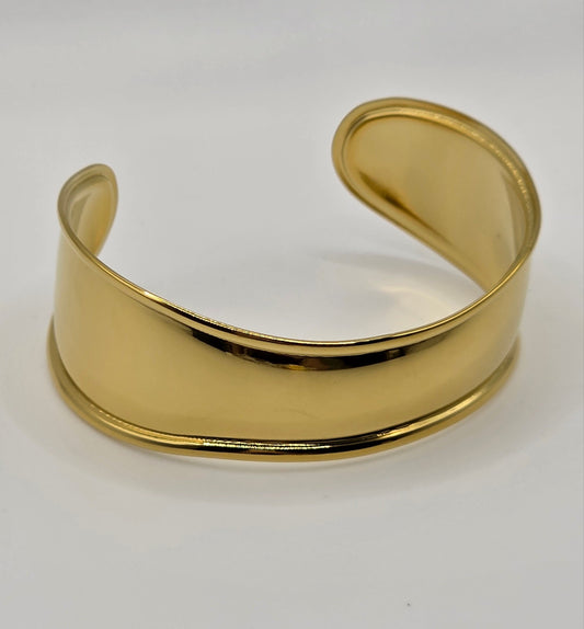 Gold bracelet on a white background danavi aurum