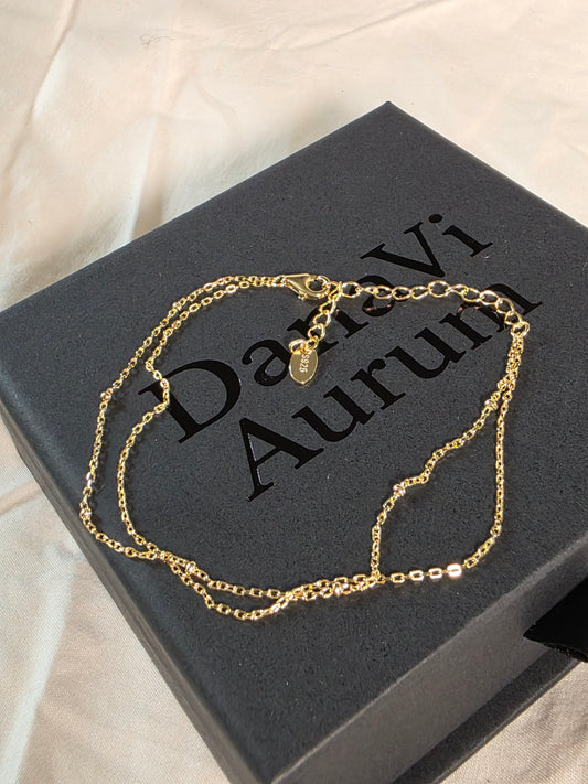 Gold bracelet on a Danavi Aurum branded box