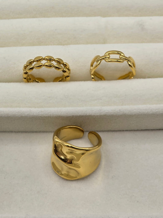Gold rings on a light gray background danavi aurum