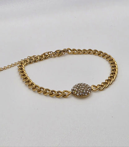 Gold chain bracelet with a decorative clasp on a white background danavi aurum