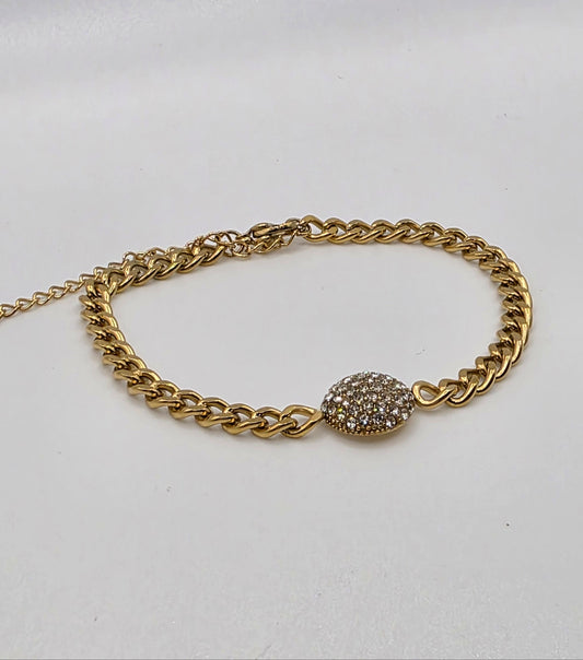 Gold chain bracelet with a decorative clasp on a white background danavi aurum