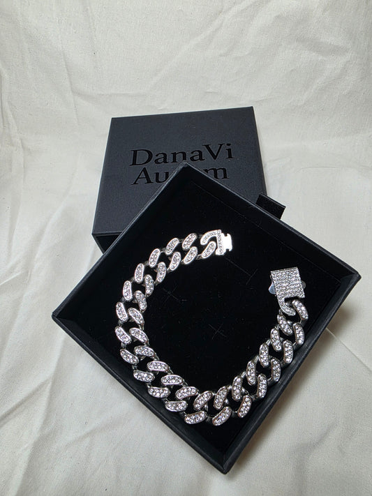 Silver chain bracelet in a black box with 'DanaVi Aurum' branding on a white fabric background