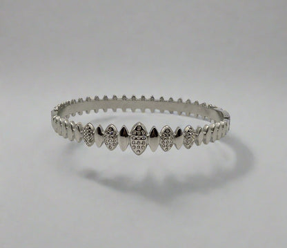Silver bracelet with heart-shaped designs on a light gray background danavi aurum