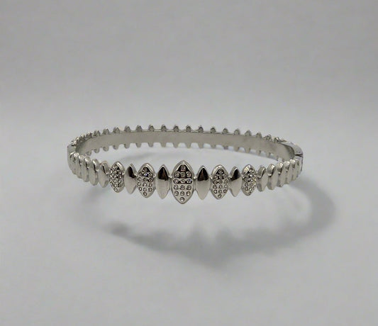 Silver bracelet with heart-shaped designs on a light gray background danavi aurum