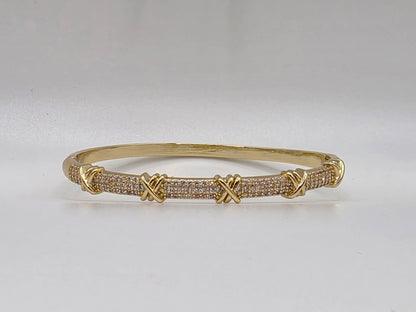 Gold bracelet with interlocking design on a light gray background Danavi Aurum