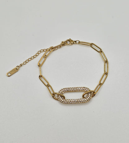 Gold chain bracelet on a light gray background danavi aurum