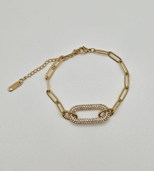 Gold chain bracelet on a light gray background danavi aurum