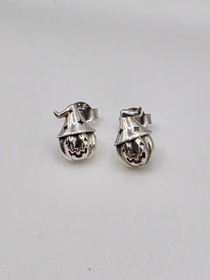 Pair of silver earrings on a light gray background Danavi aurum