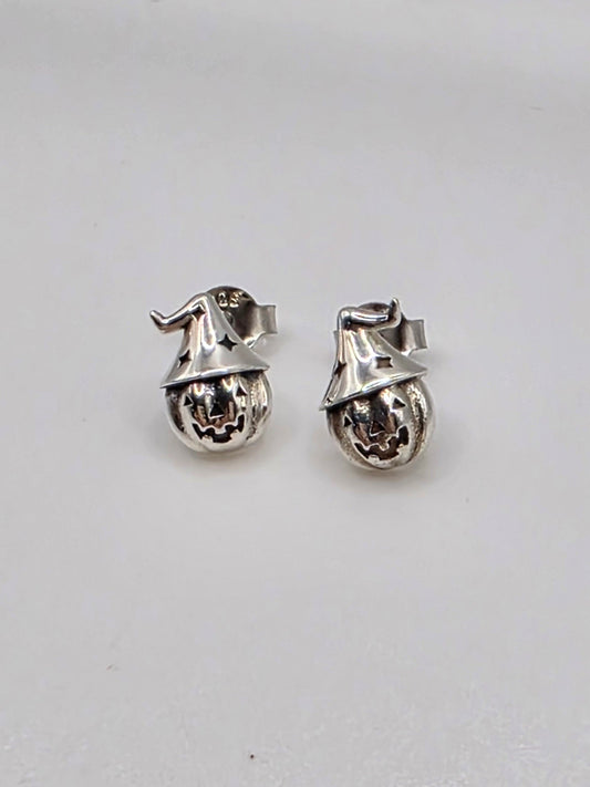 Pair of silver earrings on a light gray background Danavi aurum